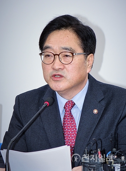 [천지일보=임문식 기자] 더불어민주당 우원식 대표가 26일 국회에서 열린 원내대책회의에서 모두 발언을 하고 있다. 우 원내대표는 일본 정부가 독도 영유권을 주장하는 전시관을 개관한 것에 대해 비판하고, 즉각적인 폐쇄를 요구했다. ⓒ천지일보(뉴스천지) 2018.1.26