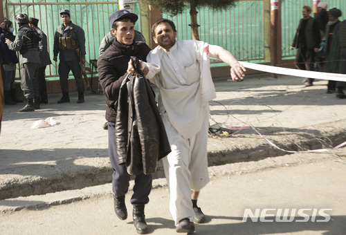 【카불(아프가니스탄)=AP/뉴시스】 27일 아프가니스탄 수도 카불 중심가에서 자살폭탄차량 테러가 일어나 최소 70명이 부상했다. 사고 현장에서 부상당한 한 남자가 부축을 받아 이동하고 있다. 2018.1.27