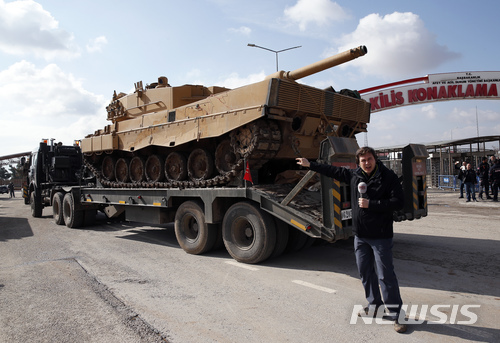 터키군 탱크가 27일 시리아로 향하기 위해 터키 킬리스의 국경검문소를 지나고 있다. (출처: 뉴시스)