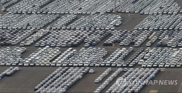 현대자동차 울산공장 야적장에 차량이 늘어서 있는 모습. (출처: 연합뉴스)