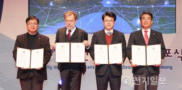 복기왕 아산시장(왼쪽에서 세 번째)이 30일 아산시청 시민홀에서 열린 ‘국제안전도시 공인 선포식’에서 국제안전도시 공인 협정서에 서명하고 있다. (제공: 아산시) ⓒ천지일보(뉴스천지) 2018.1.30