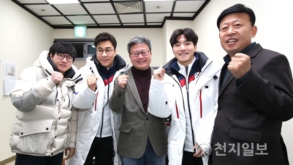 채인석 화성시장(가운데)이 2018 평창 동계올림픽에 출전하는 화성시청 빙상팀 소속 서이라 선수(오른쪽에서 두번째)를 응원하고 있다. (제공: 화성시)