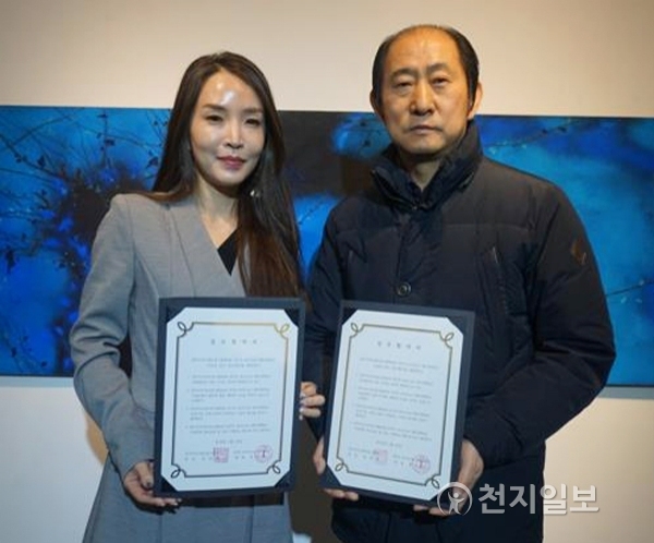 AYA-ArtCore BROWN 홍소민 대표(왼쪽)와 한국아트네트워크협회 임만택 회장(출처:한국아트네트워크협회)ⓒ천지일보(뉴스천지) 2018.1.31