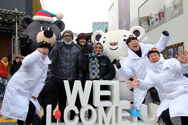 지난달 31일 서울 중구 명동역 인근에 마련된 평창 겨울 올림픽 홍보부스에서 외국인 관광객들이 평창 올림픽 마스코트와 함께 사진을 찍고 있다. (제공: 서울시)