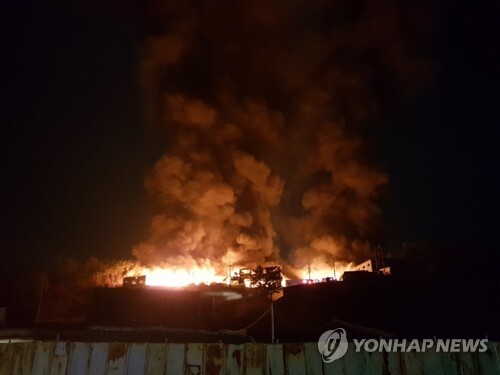 (영천=연합뉴스) 2일 새벽 경북 영천시 금호읍 한 폐기물 처리시설에서 불이 나 연기가 주변에 퍼지고 있다.