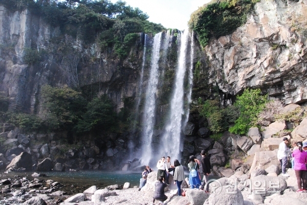 서복이 바위벽에 ‘서불과지’ 마애명을 적고 간 정방폭포. 동양 유일의 해안폭포로 폭포수가 바다로 직접 떨어진다. 마치 하늘에서 하얀 비단을 드리운 것 같다 하여 정방하포라고도 불린다. ⓒ천지일보(뉴스천지) 2018.2.2