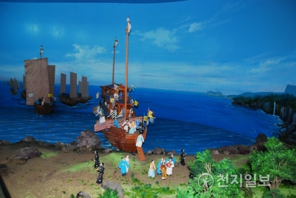 서복의 동도여행을 모형으로 제작돼 전시된 모습. 서귀포 정방폭포 앞 해안에 도착한 모습이다. ⓒ천지일보(뉴스천지) 2018.2.2