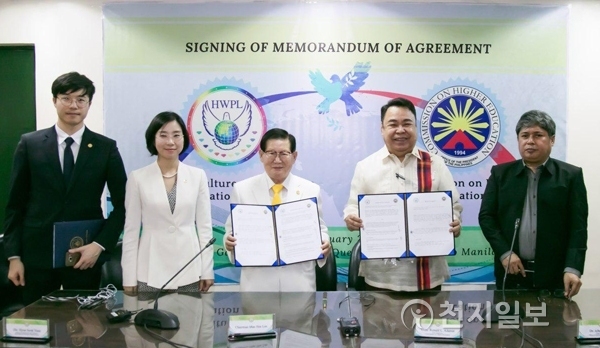 이만희 ㈔하늘문화세계평화광복(HWPL) 대표(왼쪽에서 세 번째)와 필리핀 고등교육위원회(CHED) 관계자가 23일 ‘평화교육’ MOA를 맺고 있다. (제공: HWPL) ⓒ천지일보(뉴스천지) 2018.2.3