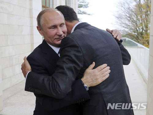 러시아의 블라디미르 푸틴 대통령이 흑해 휴양지를 전격 방문한 시리아의 바샤르 아사드 대통령과 포옹하고 있다. (출처: 뉴시스)