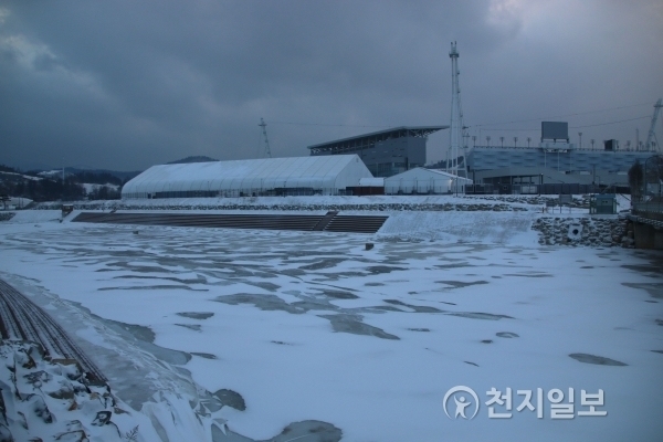 얼어붙은 평창동계올림픽 스타디움 앞 송천. ⓒ천지일보(뉴스천지)DB