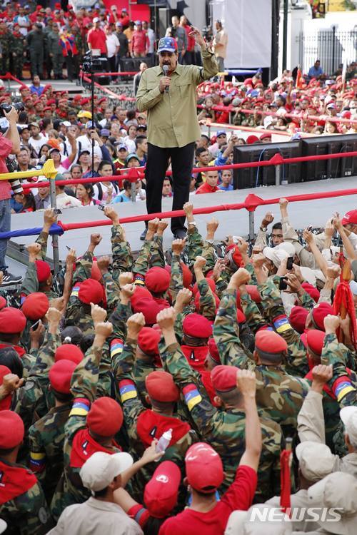 【카라카스( 베네수엘라) = AP/뉴시스】 베네수엘라의 니콜라스 마두로 대통령이 5일 베네수엘라의 수도인 카라카스에서 우고 차베스 대통령이 카라카스에서 이끌었던 1992 년 쿠데타 실패 기념일을 앞두고 지지자들에게 연설하고 있다. 