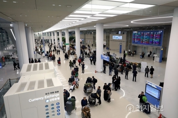 [천지일보 인천=박완희 기자] 지난달 18일 오후 공식 개장해 운영에 들어간 인천국제공항 제2여객터미널(T2)이 탑승객과 입국자들을 기다리는 환영객들로 붐비고 있다. ⓒ천지일보(뉴스천지) 2018.2.5