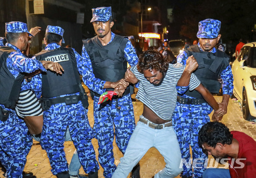 지난 3일 열린 몰디브 야당 지지 시위서 경찰에 연행되는 시위자. (출처: 뉴시스)