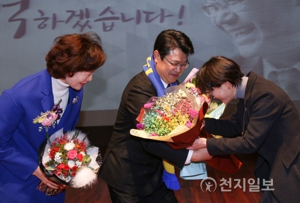 복기왕 아산시장이 7일 오전 시청 시민홀에서 열린 퇴임식에서 직원의 꽃다발을 받고 있다. ⓒ천지일보(뉴스천지) 2018.2.7
