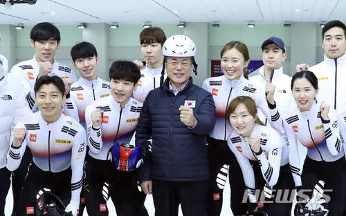 문재인 대통령이 17일 오전 충북 진천 국가대표 선수촌 빙상경기훈련관을 방문해 평창동계올림픽을 앞두고 훈련 중인 쇼트트랙 선수들을 격려 후 선물 받은 선수들의 사인이 담긴 헬멧을 쓰고 기념촬영을 하고 있다.