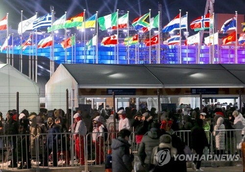 평창동계올림픽 개막을 6일 앞둔 3일 저녁 강원도 평창올림픽스타디움에서 열리는 모의 개회식을 찾은 관람객들이 줄지어 입장을 기다리고 있다. (출처: 연합뉴스)