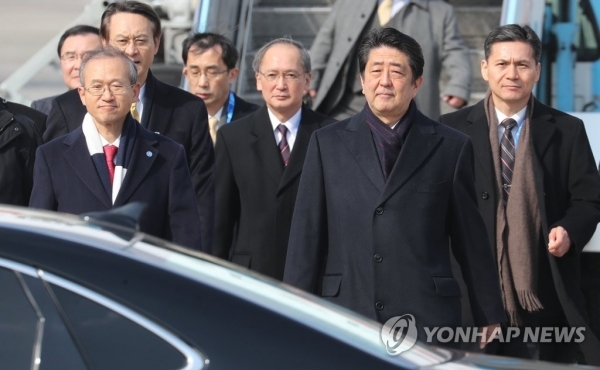 (양양=연합뉴스) 아베 신조 일본 총리가 9일 평창동계올림픽 개막식 참석을 위해 양양국제공항에 도착 후 이동하고 있다.
