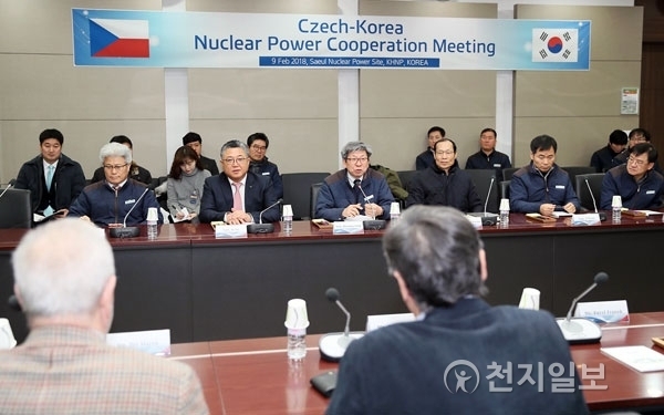 지난 7일부터 한국을 방문한 체코의 얀 피셰르(Jan Fischer) 전 총리를 비롯한 방문단(5명)이 오늘(9일) 한국수력원자력 새울본부를 내방하고 회담을 나누고 있다. (제공: 한국수력원자력) ⓒ천지일보(뉴스천지) 2018.2.9