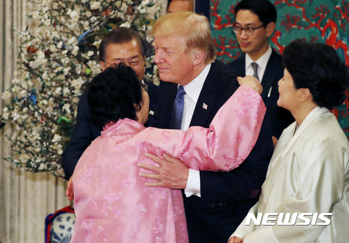 도널드 트럼프 미 대통령이 7일 오후 청와대 영빈관에서 열린 국빈만찬 전 일본군 위안부 피해자인 이용수 할머니와 포옹하고 있다. (출처: 뉴시스)