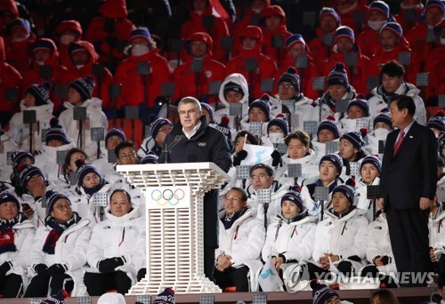 9일 오후 강원도 평창 올림픽스타디움에서 열린 2018 평창동계올림픽 개막식에서 토마스 바흐 IOC 위원장이 연설을 하고 있다. 오른쪽은 이희범 조직위원장. (출처: 연합뉴스)