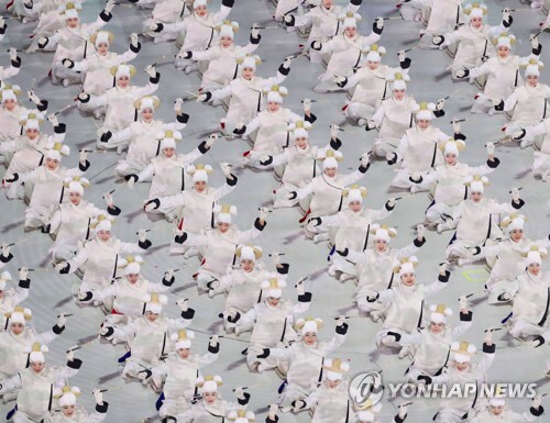 9일 오후 강원도 평창 올림픽스타디움에서 열린 2018 평창동계올림픽 개막식에서 아름다운 장구 군무가 펼쳐지고 있다. (출처: 연합뉴스)