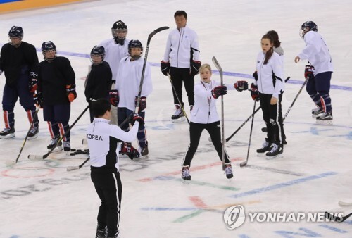 지난 5일 오후 강릉 관동하키센터에서 여자 아이스하키 남북단일팀 선수들이 세라 머리 총감독의 지시를 듣고 있다. (출처: 연합뉴스)