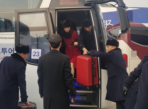 10일 오전 강원도 동해시 묵호항에서 북한예술단 단원들이 검문검색 절차를 위해 짐을 옮기고 있다. (출처: 연합뉴스)