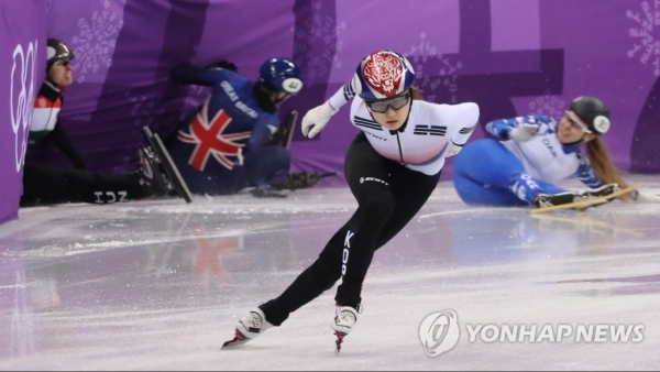 한국 쇼트트랙 대표팀의 최민정이 10일 강릉 아이스아레나에서 열린 2018 평창동계올림픽 쇼트트랙 여자 500m 예선에서 질주하고 있다. 뒤로 세명의 선수는 충돌해 모두 넘어져 있다. (출처: 연합뉴스)