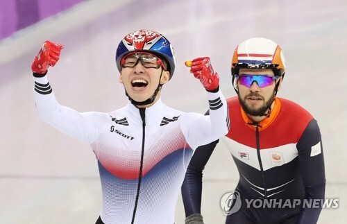 10일 오후 강릉 아이스아레나에서 열린 2018 평창동계올림픽 쇼트트랙 남자 1500m 결승에서 한국의 임효준이 2분 10초485로 결승선을 통과하며 올림픽 기록을 세우며 우승을 차지하고 있다. (출처: 연합뉴스)