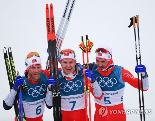 (평창=연합뉴스) 11일 오후 평창 알펜시아 크로스컨트리 센터에서 열린 2018평창동계올림픽 크로스컨트리 스키 남자 15㎞+15㎞ 스키애슬론 경기에서 노르웨이 시멘 헤그스타드 크뤼게르(금메달, 7번), 마르틴 욘스루드 순비(은메달, 6번), 한스 크리스테르 홀룬(동메달, 5번)이 서로를 축하하고 있다.