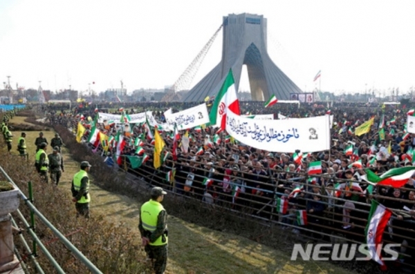 수십 만 명의 이란인들이 11일 이슬람 종교혁명 39주년을 기념하는 집회를 수도 혁명 탑 광장에서 거행하고 있다. 지난해 말에는 전국 도시에서 반성직자의 반체제 시위가 며칠간 벌어졌다. (출처: 뉴시스)