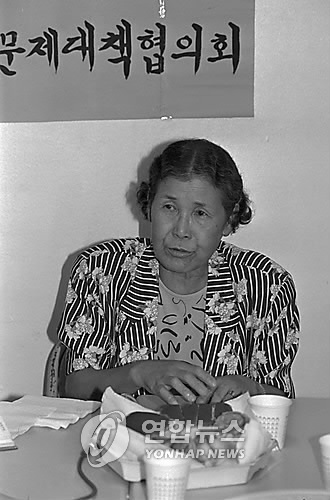 지난 1991년 8월14일 자신이 일제시대 때 일본군 ‘위안부’ 피해자였다고 증언하는 김학순 할머니.(출처: 연합뉴스)