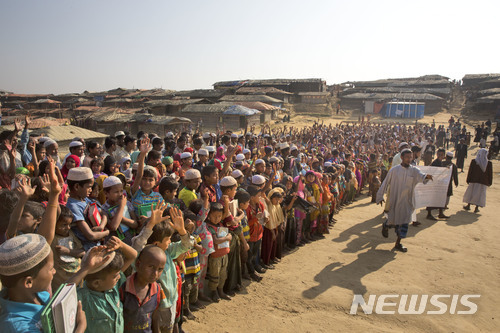 로힝야족 난민이 지난 1월 22일 방글라데시 콕스 바자르에 있는 난민촌에서 열린 송환 항의 집회에 참석해 손을 흔들며 미얀마로 돌아가지 않겠다는 구호를 외치고 있다. (출처: 뉴시스)