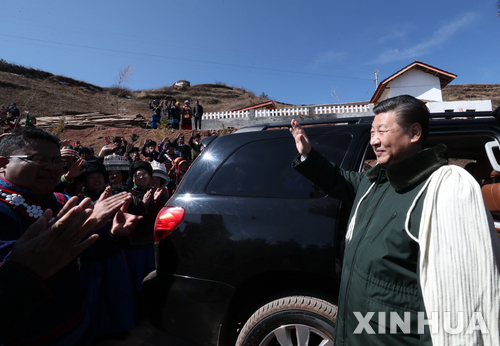 【자오줴현=신화/뉴시스】 중국 시진핑 국가주석이 춘제 연휴를 앞두고 빈곤 지역을 시찰해 민생 행보를 보이고 있다. 11일 시 주석이 쓰촨성 자오줴현 훠푸촌에서 주민들에게 손을 흔들고 있다.