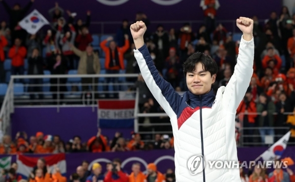13일 오후 강릉 스피드스케이트 경기장에서 열린 2018평창동계올림픽 스피드스케이팅 남자 1500m에서 동메달을 딴 김민석이 플라워 세리머니에 올라 기뻐하고 있다. (출처: 연합뉴스)