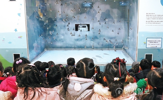 부천로보파크에 방문한 유치원생들이 192개의 제어기(고성능 네트워크 스텝모터)로 작동하는 물방울 모형의 ‘물의 여정’ 퍼포먼스 공연을 관람하고 있다. ⓒ천지일보(뉴스천지) 2018.2.14