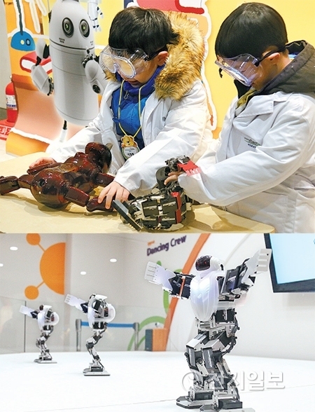 로봇연구소 체험공간에서 어린이들이 강아지 로봇 등을 만져보며 로봇을 작동하고 있다. 댄싱크루 로봇들이 최신 곡에 맞춰 군무를 펼치고 있다. ⓒ천지일보(뉴스천지) 2018.2.14