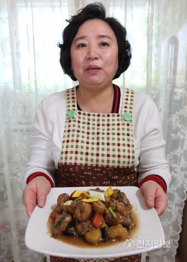 안영자 북한요리전문가가 그릇에 담긴 북한식 고구마 닭고기 조림을 들고 있다. 북한에서 명절에 자주 해먹는 닭고기 요리를 해 먹는다. 간장을 베이스로 한다. ⓒ천지일보(뉴스천지) 2018.2.14