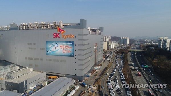 SK하이닉스 이천M14 공장 외벽에 대형 동계올림픽 홍보물을 설치된 모습. (출처: 연합뉴스)
