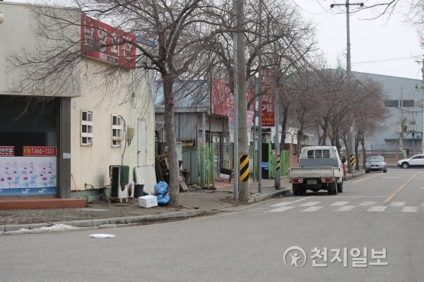 지난 13일 폐쇄 결정이 내려진 한국GM 군산공장 인근의 음식점들. 14일 오후 오가는 사람 없이 한산한 모습이다. ⓒ천지일보(뉴스천지) 2018.2.14