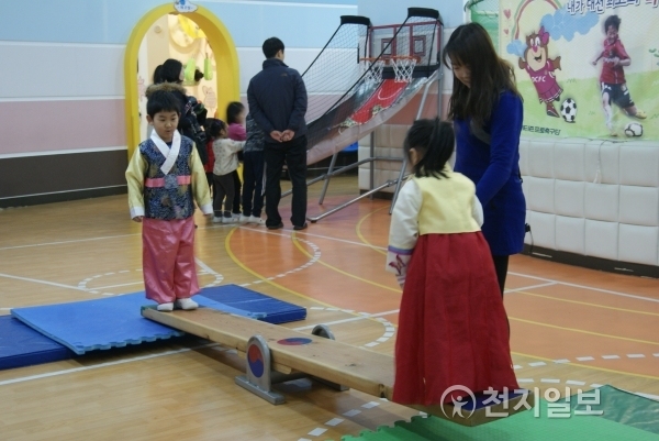 대전어린이회관에서 아이들이 널뛰기를 하는 모습. ⓒ천지일보(뉴스천지)