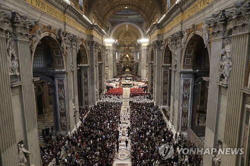 19일 바티칸 성베드로 대성당에서 신임추기경 17명을 서임하는 미사가 열리고 있다. (출처: 연합뉴스)