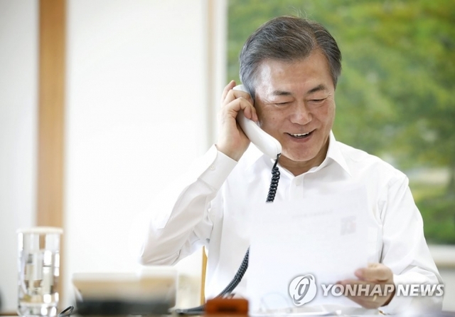 문재인 대통령이 15일 오후 청와대에서 설 명절을 맞아 국민 11명과 전화 통화를 하며 인사를 나누고 있다. (출처: 연합뉴스)