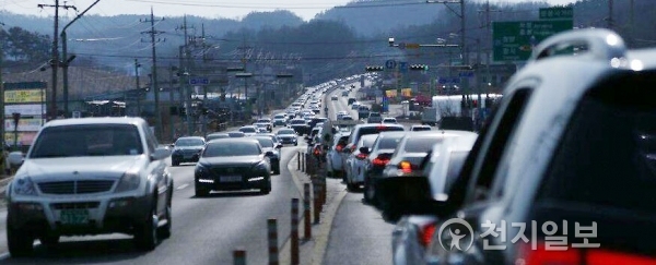 [천지일보 천안=박주환 기자] 설날 당일인 16일 오후 충남 예산군 응봉사거리(예산추모공원 입구) 인근 고속도로가 차량들로 붐비고 있다. 한국도로공사는 이날 하루 총 537만대의 차량이 고속도로를 이용할 것으로 내다봤다. ⓒ천지일보(뉴스천지) 2018.2.16
