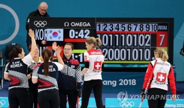 16일 강릉컬링센터에서 열린 여자 컬링 예선 대한민국과 스위스의 경기에서 7-5로 승리한 한국 선수들이 기뻐하고 있다. (출처: 연합뉴스)