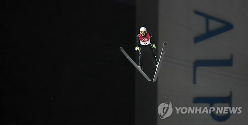 16일 강원도 평창 알펜시아 스키점프센터에서 열린 2018 평창올림픽 스키점프 라지힐 남자 예선에서 김현기가 멋지게 비행하고 있다. (출처: 연합뉴스)
