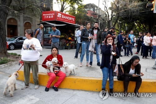 거리로 뛰쳐나온 시민들. (출처: 연합뉴스)