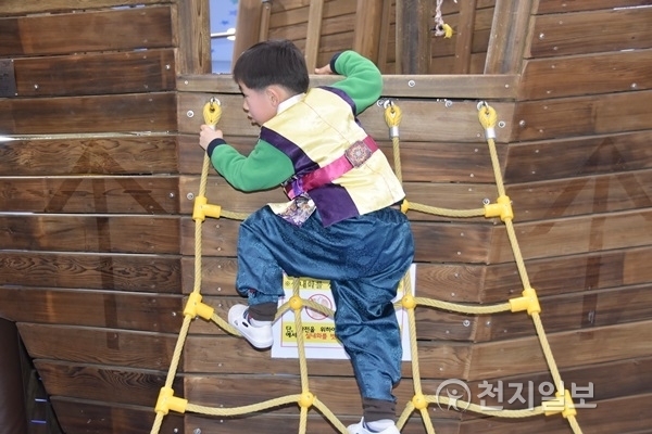 설 연휴 기간 중 17일 오후 가족과 함께 대전어린이회관 ‘사계절상상놀이터’를 찾은 아이가 한복을 입고 놀이삼매경에 빠져있다. ⓒ천지일보(뉴스천지) 2018.2.17