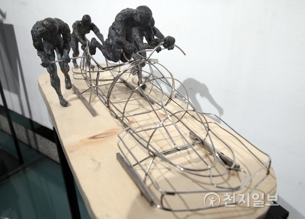 동계올림픽기념 조형예술전에서 공개된 작가 박기웅씨의 작품인 봅슬레이.ⓒ천지일보(뉴스천지) 2018.2.18