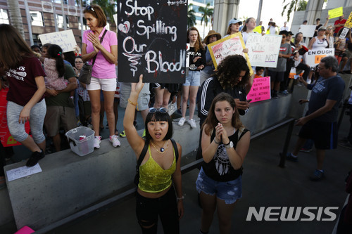 메릴렌 다이닐라나(18)가 17일(현지시간) 미국 미국 플로리다 주 포트로더데일 연방법원 앞에서 피켓을 들고 총기규제를 촉구하고 있다. (출처: 뉴시스)